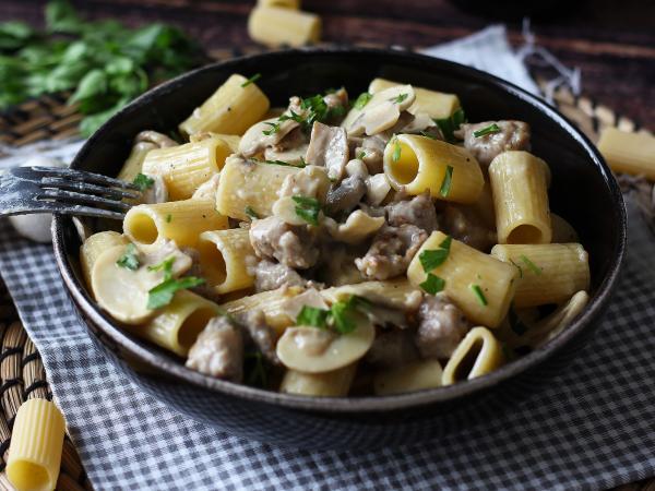Kermaista pastaa sienien ja makkaran kanssa - Valmistelu askel 9