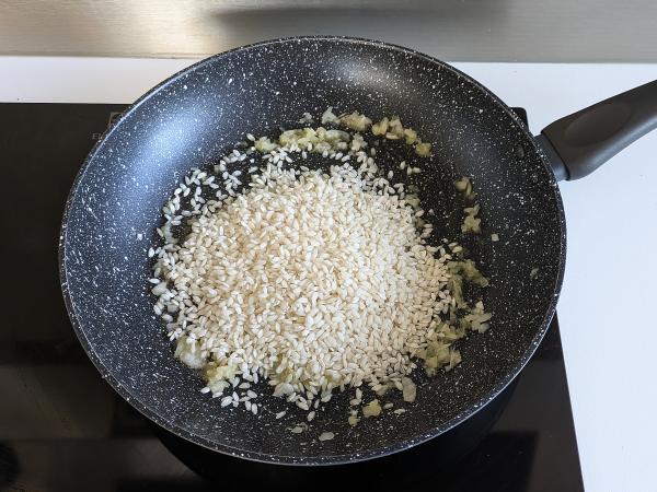 Punajuuri- ja gorgonzola-risotto: värien ja voimakkaiden makujen räjähdysmäinen yhdistelmä. - Valmistelu askel 4
