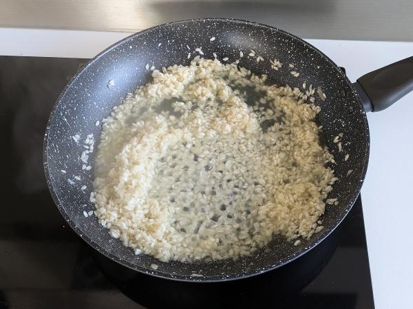Punajuuri- ja gorgonzola-risotto: värien ja voimakkaiden makujen räjähdysmäinen yhdistelmä. - Valmistelu askel 5