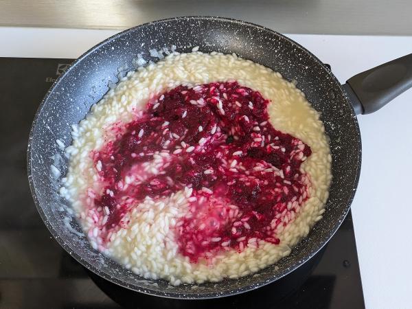 Punajuuri- ja gorgonzola-risotto: värien ja voimakkaiden makujen räjähdysmäinen yhdistelmä. - Valmistelu askel 6