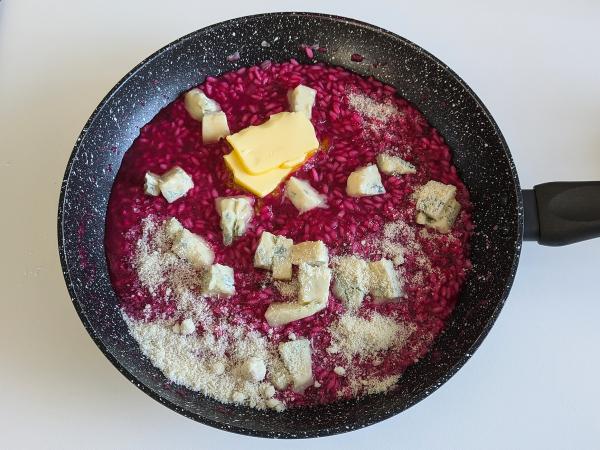 Punajuuri- ja gorgonzola-risotto: värien ja voimakkaiden makujen räjähdysmäinen yhdistelmä. - Valmistelu askel 7