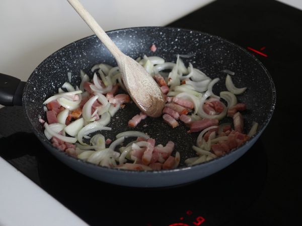 Tartiflette-tyylinen täytetty siilileipä - Valmistelu askel 2