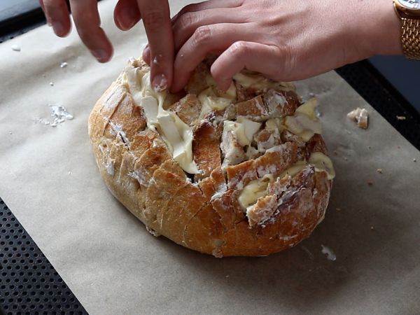 Tartiflette-tyylinen täytetty siilileipä - Valmistelu askel 7