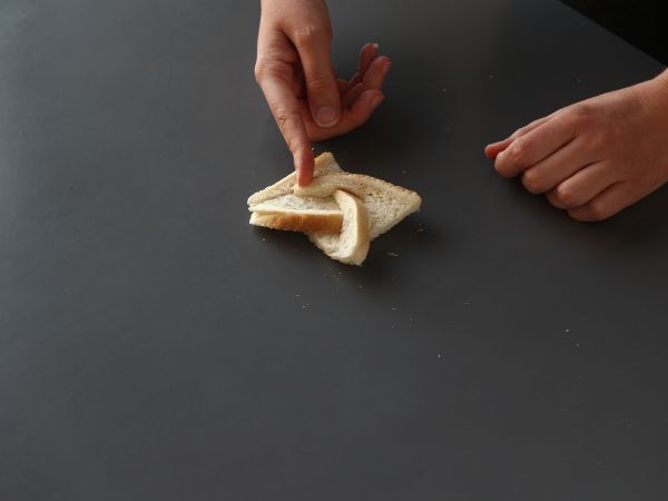 Valkosipulileipä tähtityyliin paahtoleivällä - Valmistelu askel 5