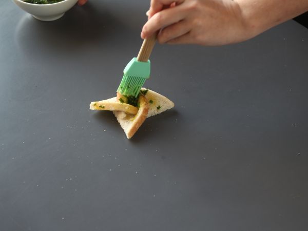Valkosipulileipä tähtityyliin paahtoleivällä - Valmistelu askel 8