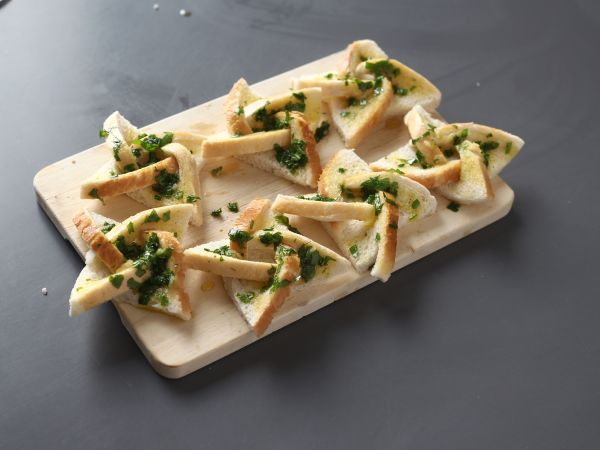 Valkosipulileipä tähtityyliin paahtoleivällä - Valmistelu askel 9