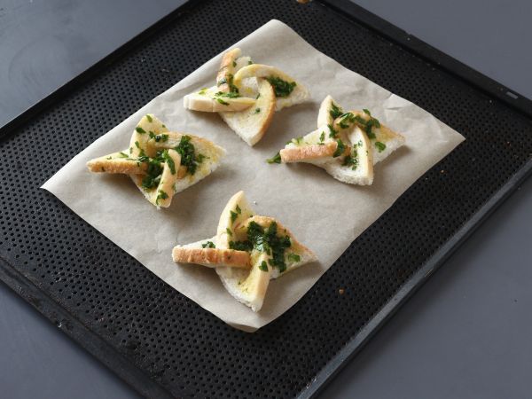 Valkosipulileipä tähtityyliin paahtoleivällä - Valmistelu askel 12