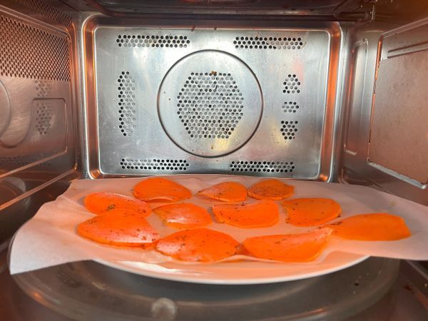 Mikroaaltouunin bataattisipsit - Valmistelu askel 4