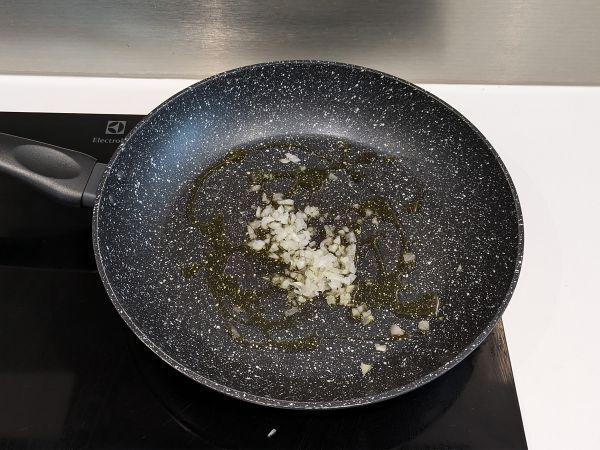 Pasta pekonilla: helppoa, halpaa ja kermaista - Valmistelu askel 1