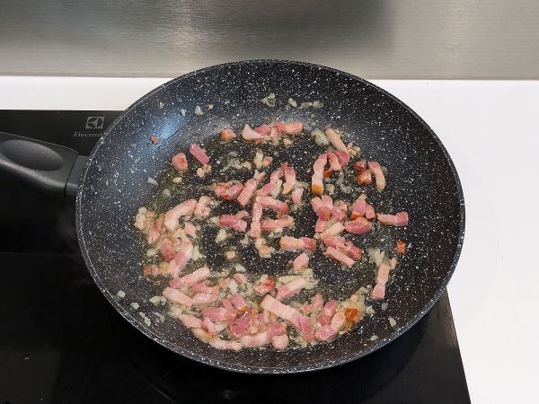 Pasta pekonilla: helppoa, halpaa ja kermaista - Valmistelu askel 2
