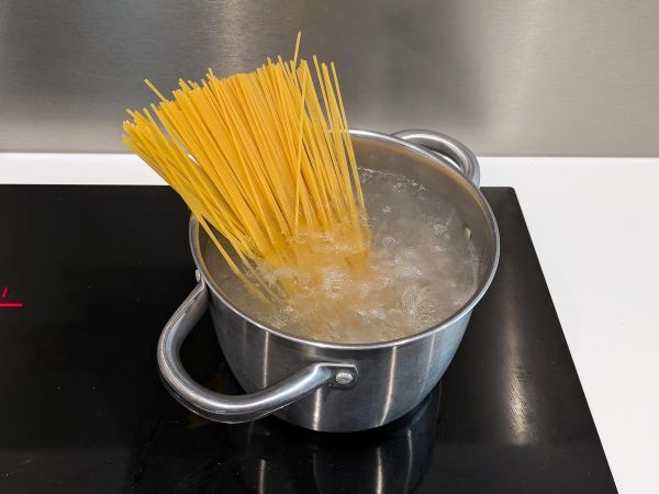 Pasta pekonilla: helppoa, halpaa ja kermaista - Valmistelu askel 3