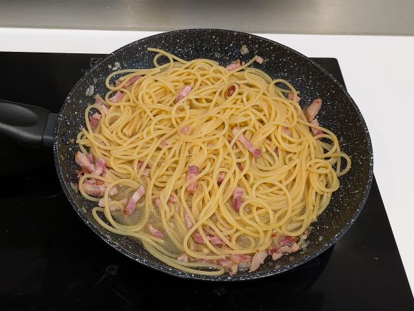 Pasta pekonilla: helppoa, halpaa ja kermaista - Valmistelu askel 4