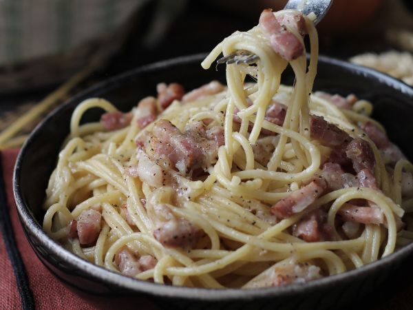 Pasta pekonilla: helppoa, halpaa ja kermaista - Valmistelu askel 6