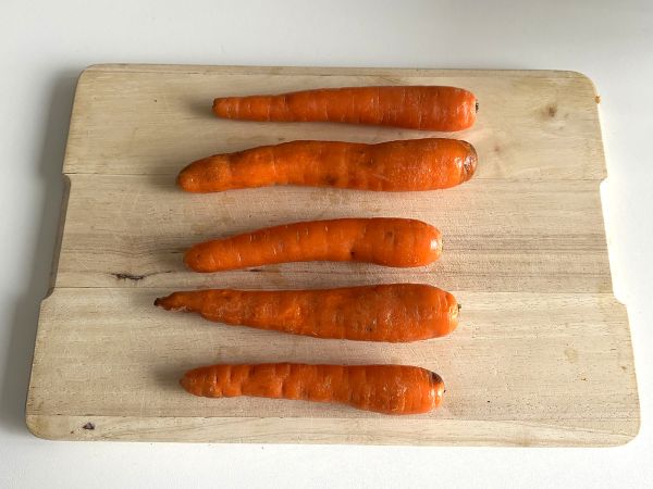 Porkkana hunaja-klementiinikastikkeessa - Valmistelu askel 1