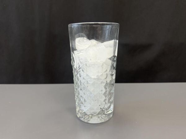 Alkoholiton Martini Spritz, makea ja kukkainen cocktail aperitiiviksi. - Valmistelu askel 1