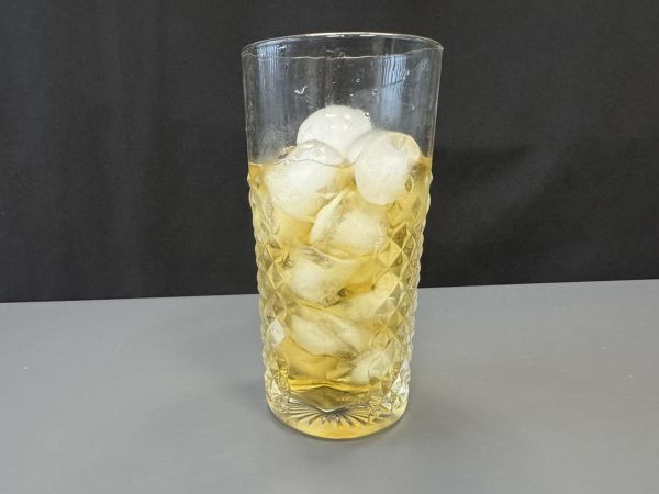 Alkoholiton Martini Spritz, makea ja kukkainen cocktail aperitiiviksi. - Valmistelu askel 2