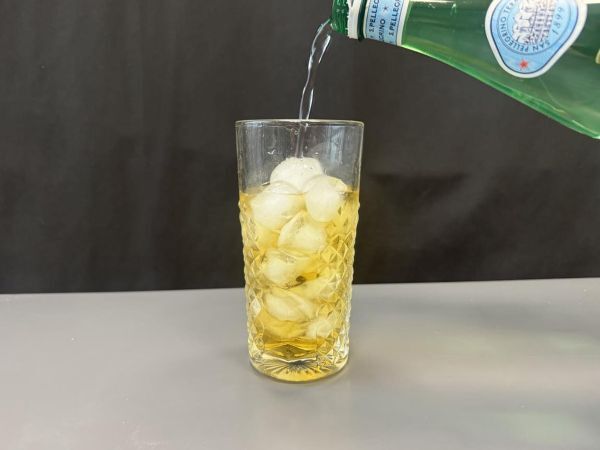 Alkoholiton Martini Spritz, makea ja kukkainen cocktail aperitiiviksi. - Valmistelu askel 3