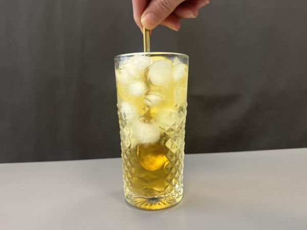 Alkoholiton Martini Spritz, makea ja kukkainen cocktail aperitiiviksi. - Valmistelu askel 4
