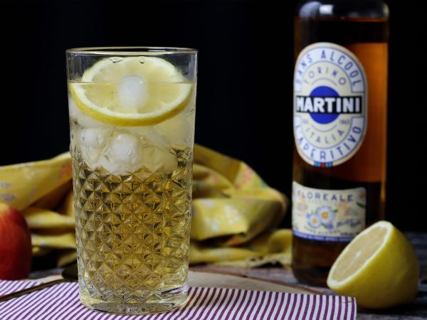 Alkoholiton Martini Spritz, makea ja kukkainen cocktail aperitiiviksi. - Valmistelu askel 5