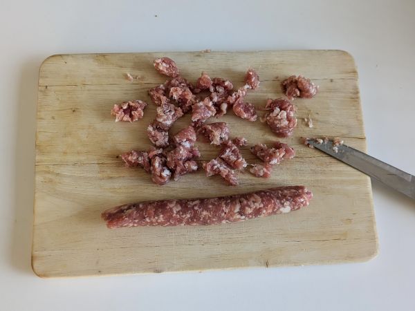 Pasta makkarakastikkeella: yksinkertainen ruokalaji, jossa on voimakas maku - Valmistelu askel 1