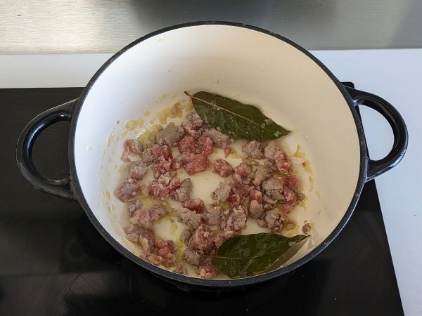 Pasta makkarakastikkeella: yksinkertainen ruokalaji, jossa on voimakas maku - Valmistelu askel 3