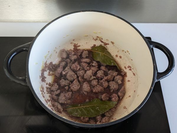 Pasta makkarakastikkeella: yksinkertainen ruokalaji, jossa on voimakas maku - Valmistelu askel 4