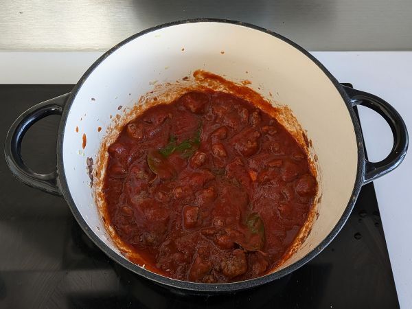 Pasta makkarakastikkeella: yksinkertainen ruokalaji, jossa on voimakas maku - Valmistelu askel 5
