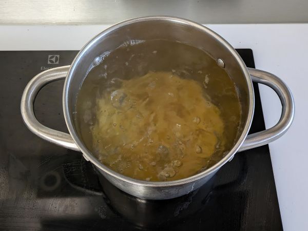 Pasta makkarakastikkeella: yksinkertainen ruokalaji, jossa on voimakas maku - Valmistelu askel 6
