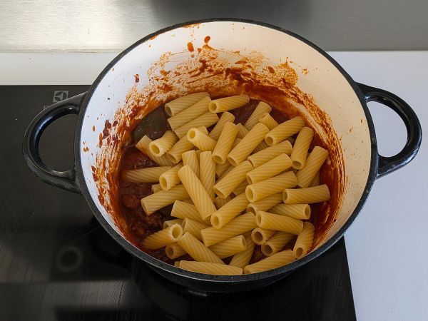 Pasta makkarakastikkeella: yksinkertainen ruokalaji, jossa on voimakas maku - Valmistelu askel 7