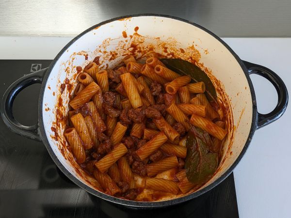 Pasta makkarakastikkeella: yksinkertainen ruokalaji, jossa on voimakas maku - Valmistelu askel 8