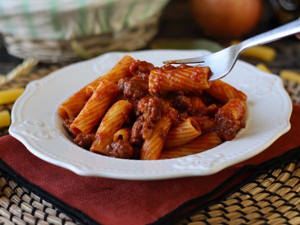 Pasta makkarakastikkeella: yksinkertainen ruokalaji, jossa on voimakas maku - Valmistelu askel 9