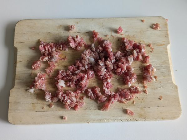 Cannelloni sienet ja makkara: runsas ja maukas ensimmäinen ruokalaji. - Valmistelu askel 4