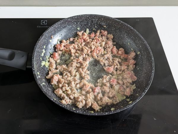 Cannelloni sienet ja makkara: runsas ja maukas ensimmäinen ruokalaji. - Valmistelu askel 6