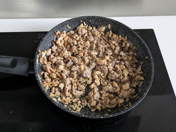 Cannelloni sienet ja makkara: runsas ja maukas ensimmäinen ruokalaji. - Valmistelu askel 7