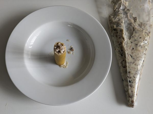 Cannelloni sienet ja makkara: runsas ja maukas ensimmäinen ruokalaji. - Valmistelu askel 10