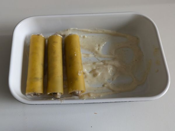 Cannelloni sienet ja makkara: runsas ja maukas ensimmäinen ruokalaji. - Valmistelu askel 11