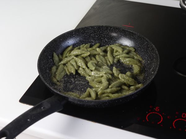 Superhelppo parsakaalipasta, joka saa lapset innostumaan vihanneksista - Valmistelu askel 8