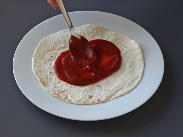 Mitä tehdä tortillojen kanssa? Gourmet-ruoka jaettavaksi, jossa on pizzan makua! - Valmistelu askel 2