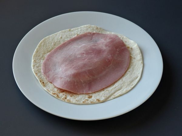 Mitä tehdä tortillojen kanssa? Gourmet-ruoka jaettavaksi, jossa on pizzan makua! - Valmistelu askel 3