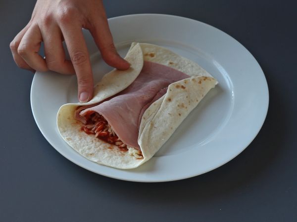 Mitä tehdä tortillojen kanssa? Gourmet-ruoka jaettavaksi, jossa on pizzan makua! - Valmistelu askel 4