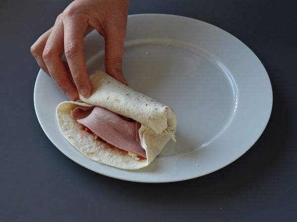 Mitä tehdä tortillojen kanssa? Gourmet-ruoka jaettavaksi, jossa on pizzan makua! - Valmistelu askel 5