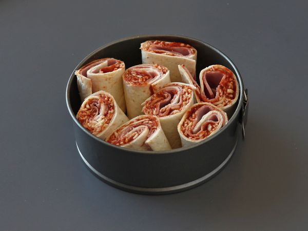 Mitä tehdä tortillojen kanssa? Gourmet-ruoka jaettavaksi, jossa on pizzan makua! - Valmistelu askel 8