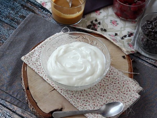 Skyr-kulho punaisilla hedelmillä, maapähkinävoilla ja suklaalla - Valmistelu askel 1