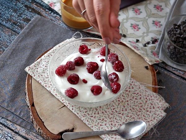 Skyr-kulho punaisilla hedelmillä, maapähkinävoilla ja suklaalla - Valmistelu askel 2