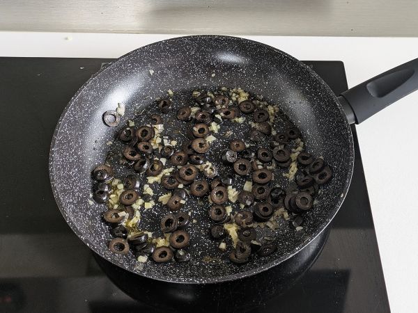 Pasta oliivikastikkeella: edullinen, maukas ja helppo valmistaa! - Valmistelu askel 2