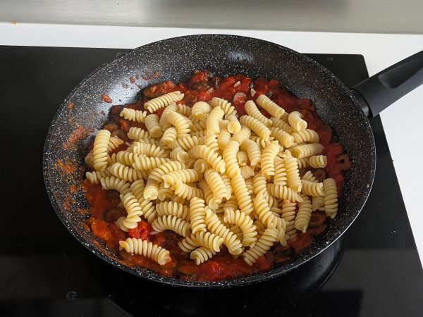 Pasta oliivikastikkeella: edullinen, maukas ja helppo valmistaa! - Valmistelu askel 5