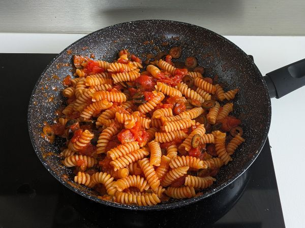 Pasta oliivikastikkeella: edullinen, maukas ja helppo valmistaa! - Valmistelu askel 6