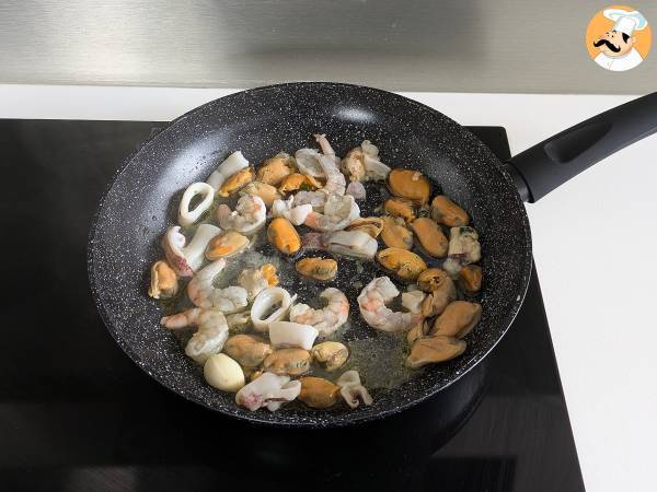 Pakastettu äyriäisrisotto: ihanteellinen ratkaisu nopeaan ja maukkaaseen ruokaan. - Valmistelu askel 3