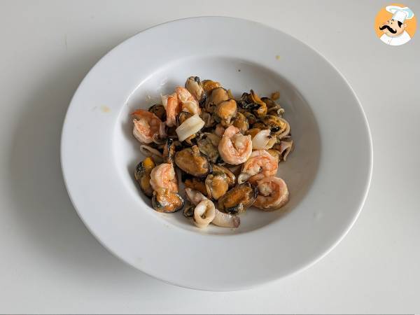 Pakastettu äyriäisrisotto: ihanteellinen ratkaisu nopeaan ja maukkaaseen ruokaan. - Valmistelu askel 4