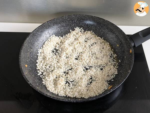 Pakastettu äyriäisrisotto: ihanteellinen ratkaisu nopeaan ja maukkaaseen ruokaan. - Valmistelu askel 5